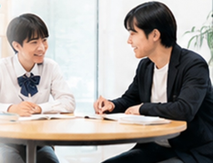 塾長と中学生が1対1で向き合って学習している様子（イメージ）