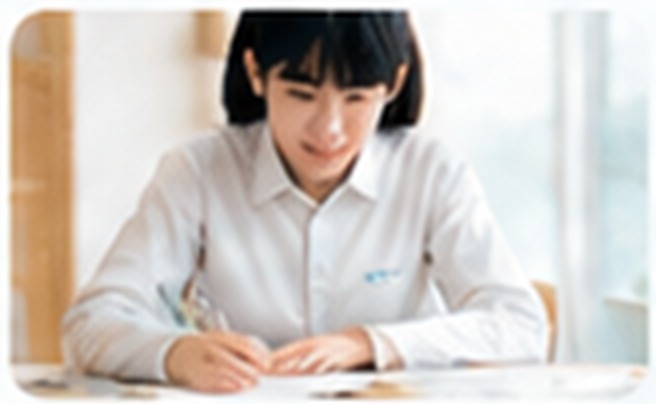 机でノートに取り組む中学生の様子