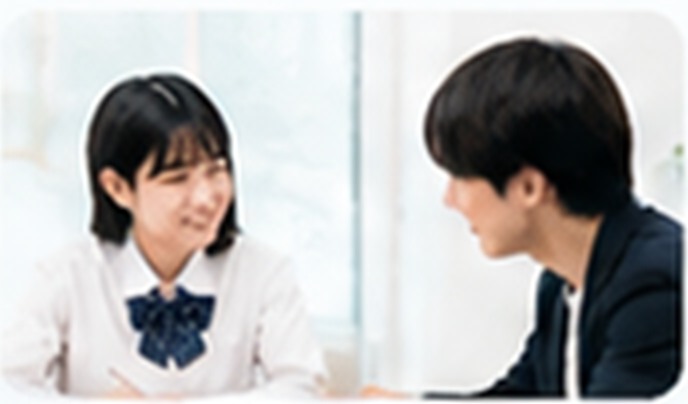 中学生と塾長が向き合って話している様子